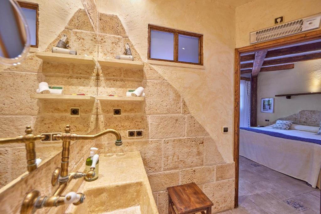 Petit Hotel Ses Rotges - badkamer in natuursteen