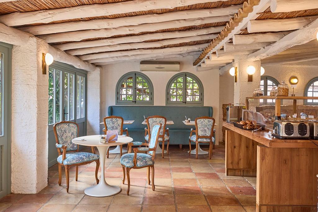 Petit Hotel Ses Rotges - eetzaal met bogen