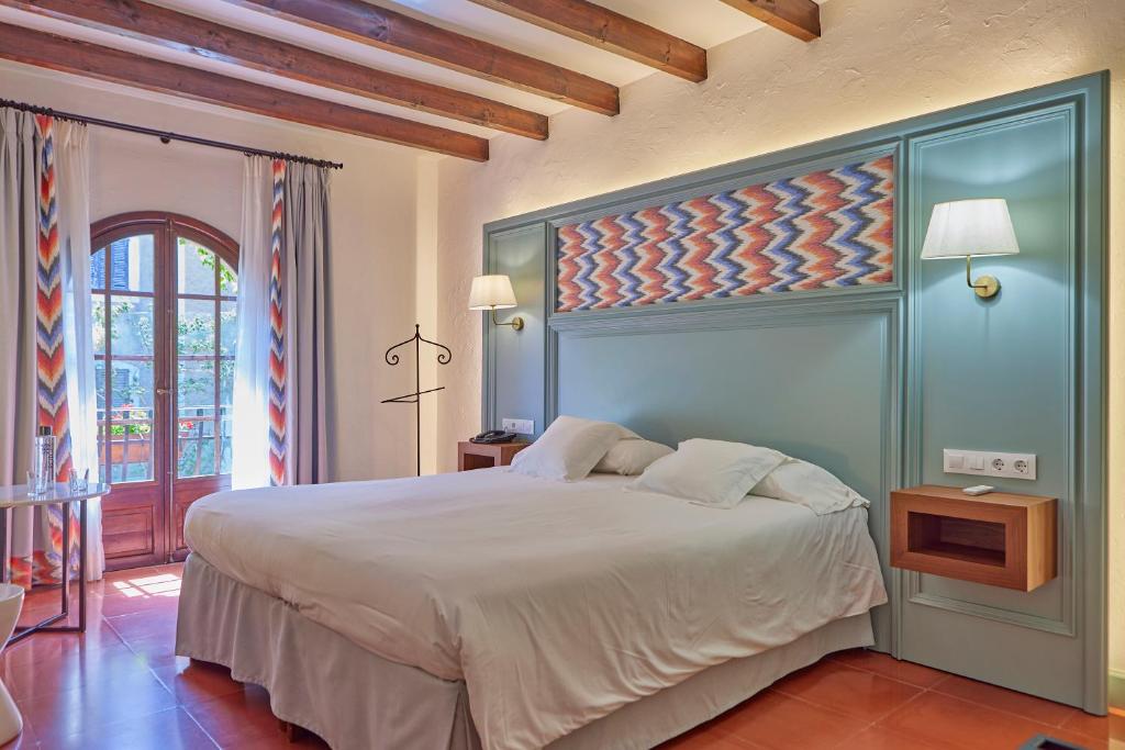 Petit Hotel Ses Rotges - slaapkamer met gewelfde wand