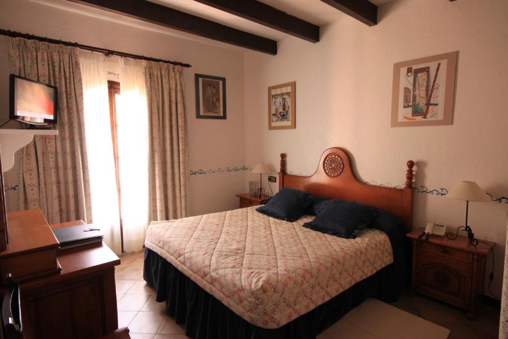 Petit Hotel Ses Rotges - slaapkamer met tv