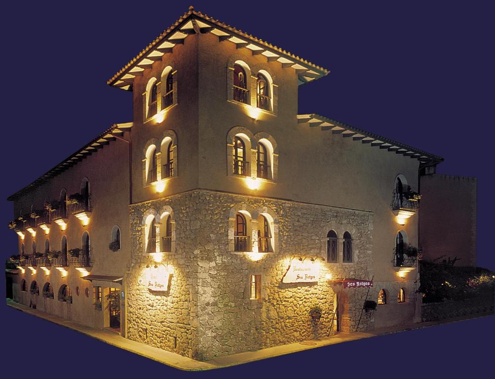 Petit Hotel Ses Rotges - verlicht herenhuis bij avond