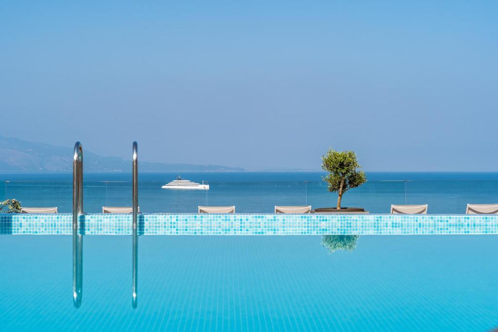 Glow Boutique Hotel & Suites - infinity pool met zeezicht