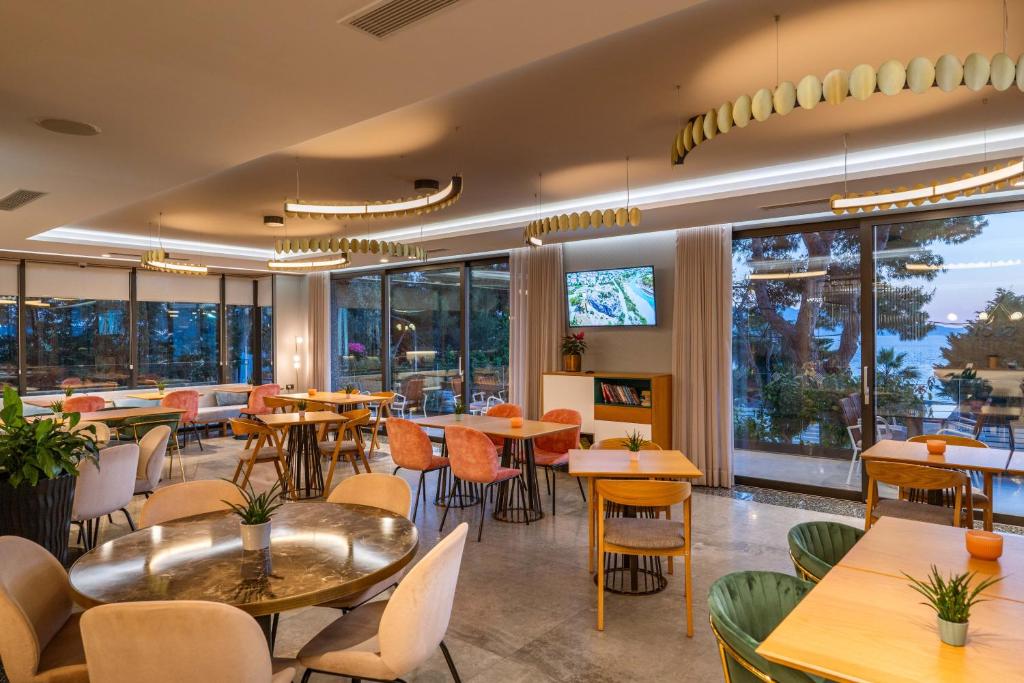 Glow Boutique Hotel & Suites - restaurant met zeezicht