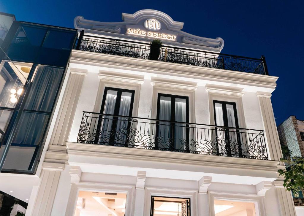 Mae Select Hotel - gevel bij avond