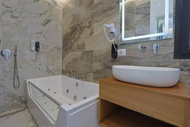 Ilio Boutique Hotel - badkamer met bubbelbad