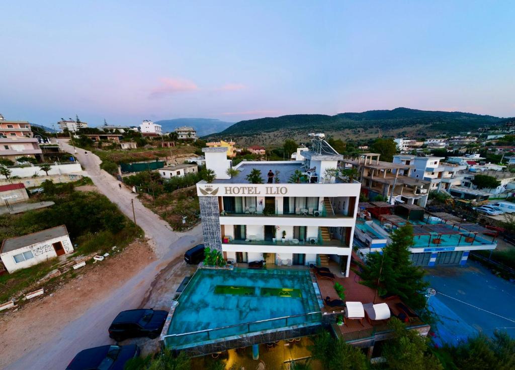 Ilio Boutique Hotel - luchtfoto met zwembad