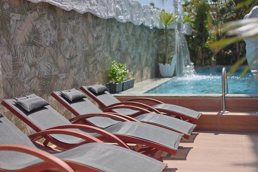 Ilio Boutique Hotel - zwembad met ligbedden