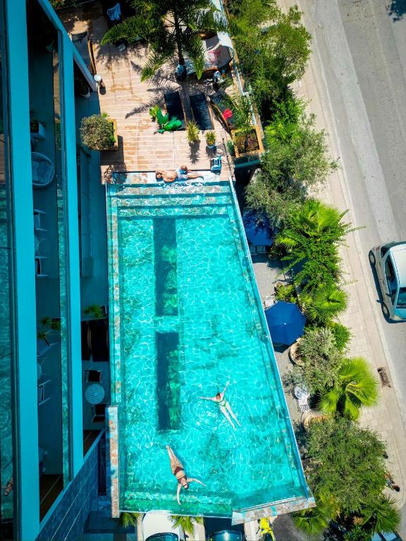 Ilio Boutique Hotel - zwembad van bovenaf