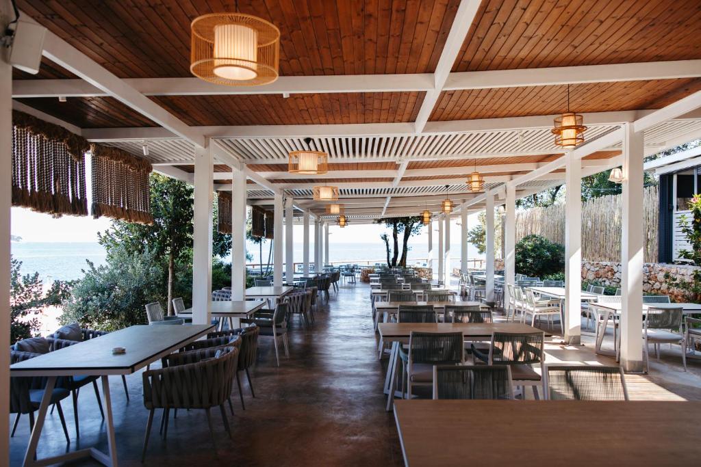 ARAMERAS Resort - restaurant met zeezicht