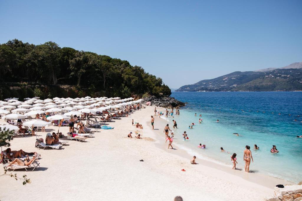 ARAMERAS Resort - strand met ligbedden