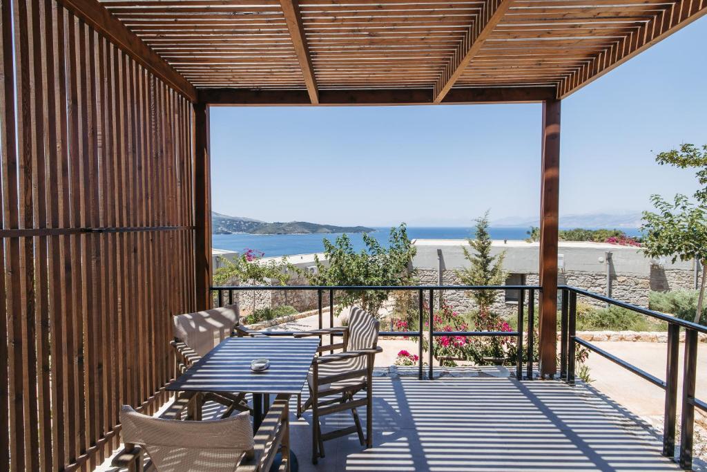 ARAMERAS Resort - terras met zeezicht