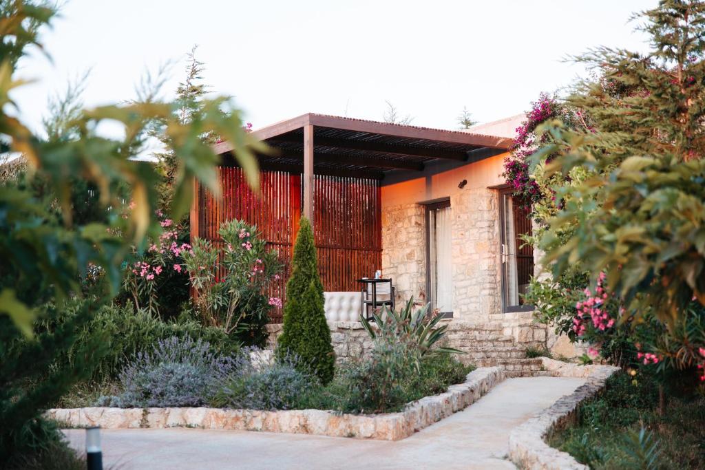 ARAMERAS Resort - tuin met bungalow