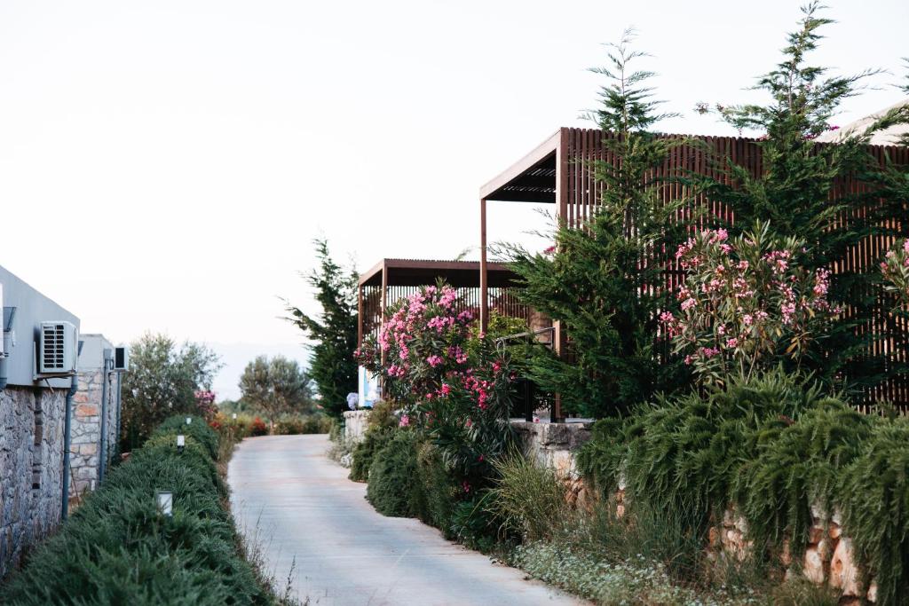 ARAMERAS Resort - tuinpad met bloemen