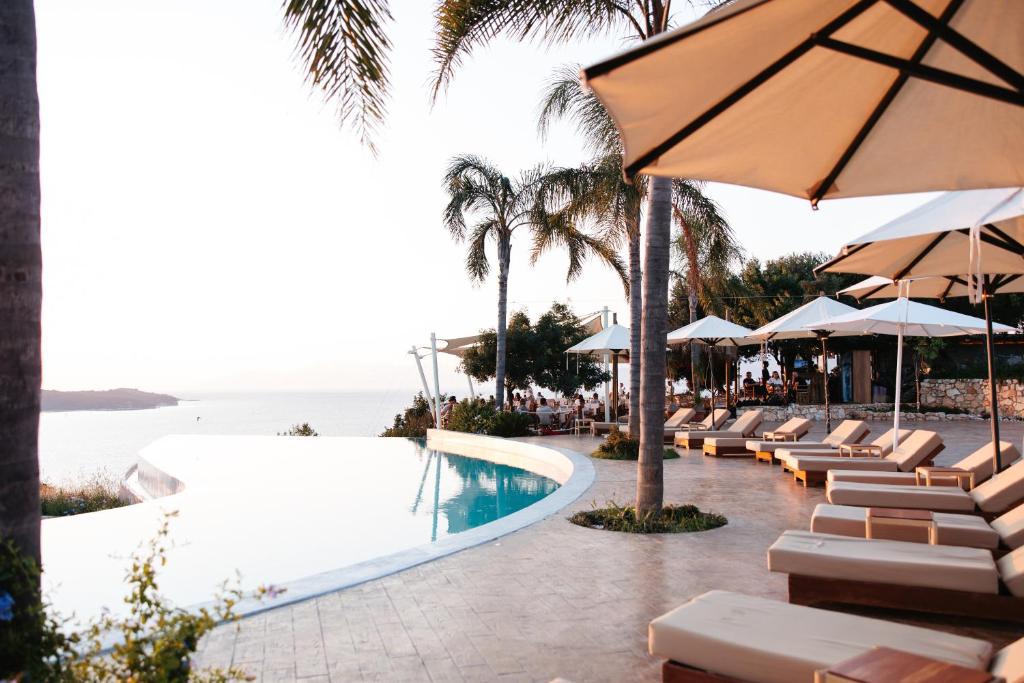 ARAMERAS Resort - zwembad met palmen