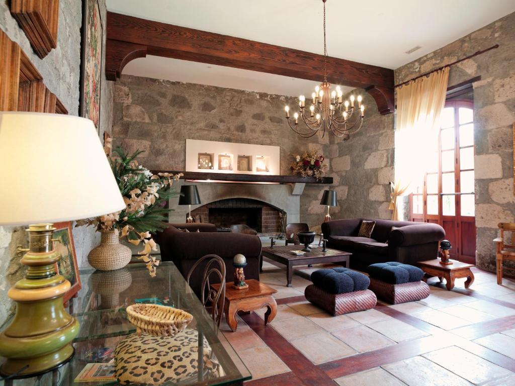 La Hacienda del Buen Suceso - salon met open haard