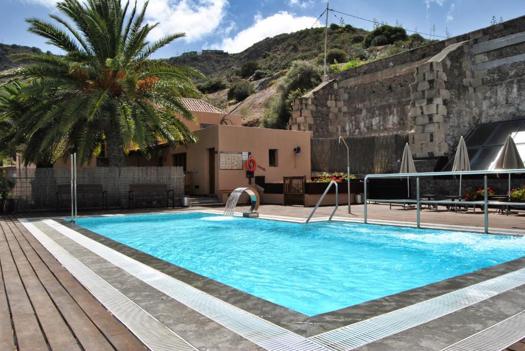 Hotel Rural El Mondalon - zwembad met terras