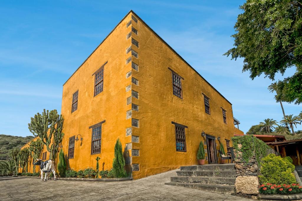 Hotel Rural LIVVO Maipez - okergele gevel