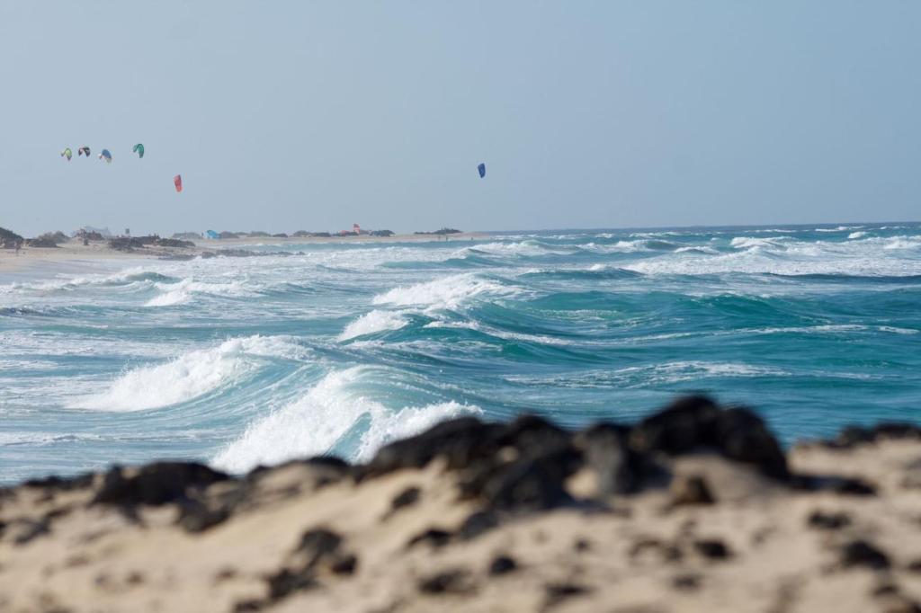 Alma Calma Hotel Rural - kust met kitesurfers