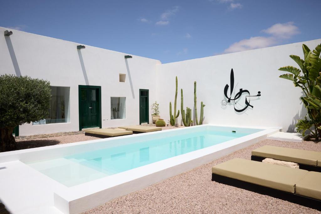 Casa Montelongo - zwembad met ligbedden