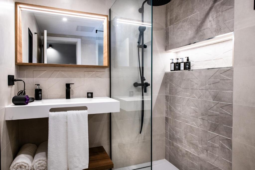 Saladar Suites Boutique - badkamer met inloopdouche