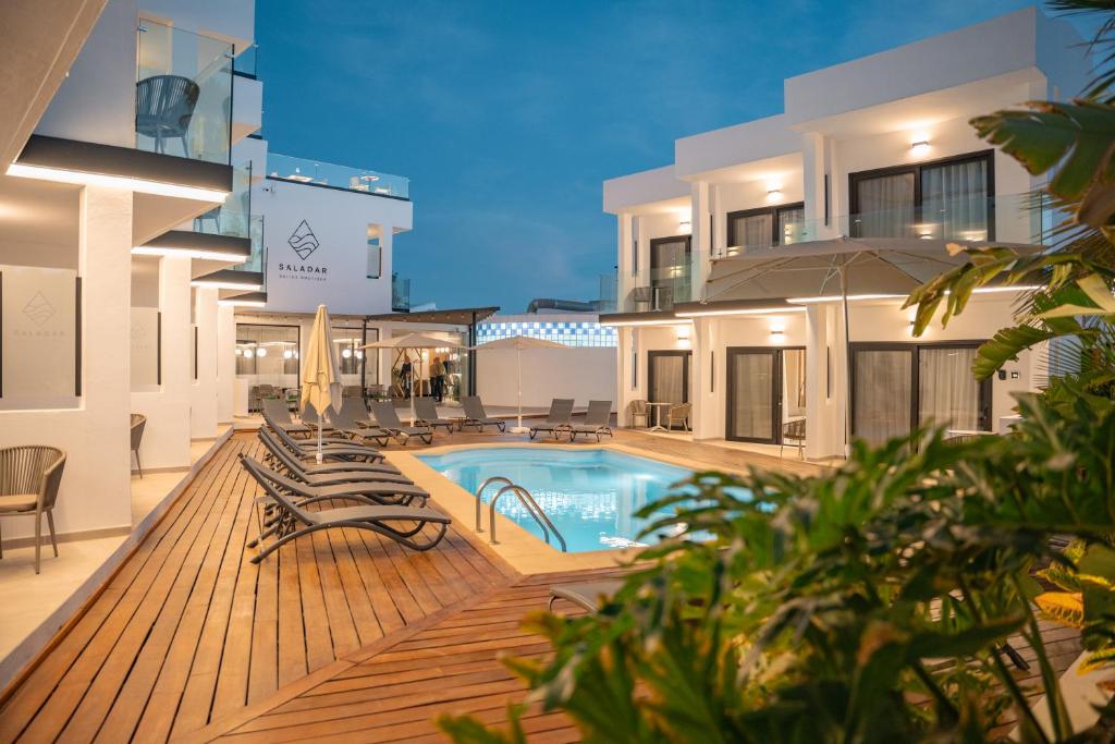 Saladar Suites Boutique - zwembad in de avond