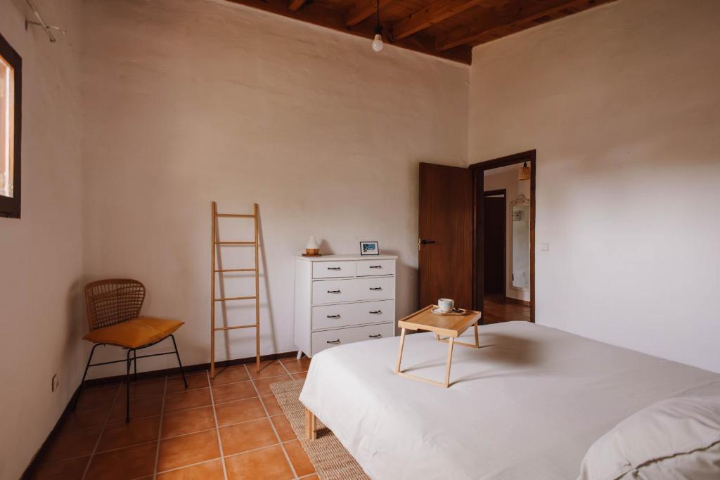 El Patio de Lajares - slaapkamer met houten plafond