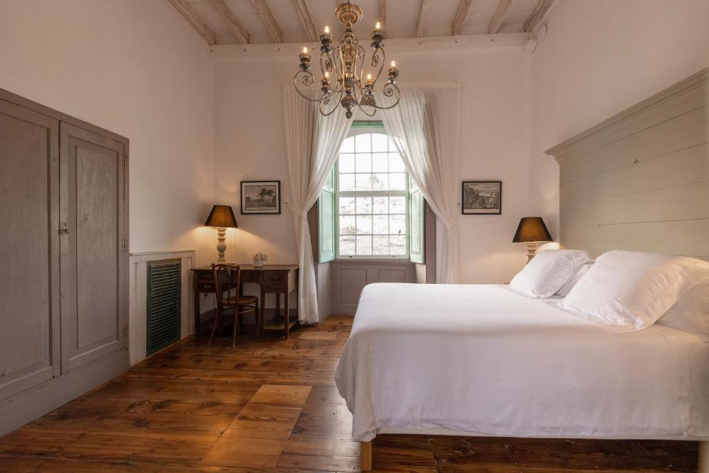 La Casa de los Naranjos - slaapkamer met kroonluchter