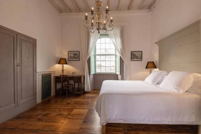 La Casa de los Naranjos - slaapkamer met kroonluchter