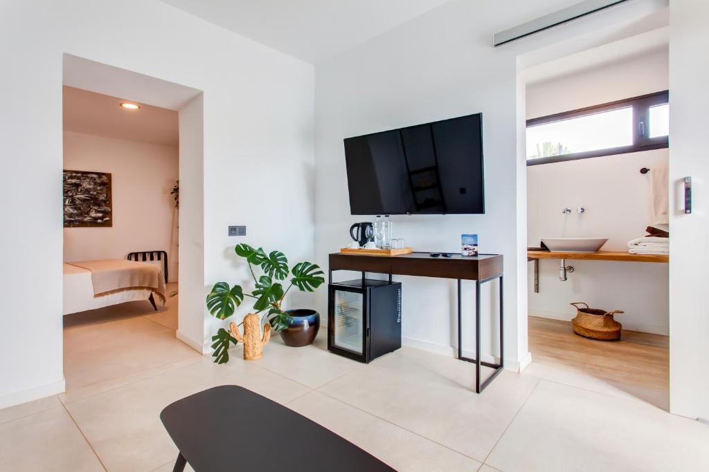 Mana EcoRetreat - woonkamer met tv