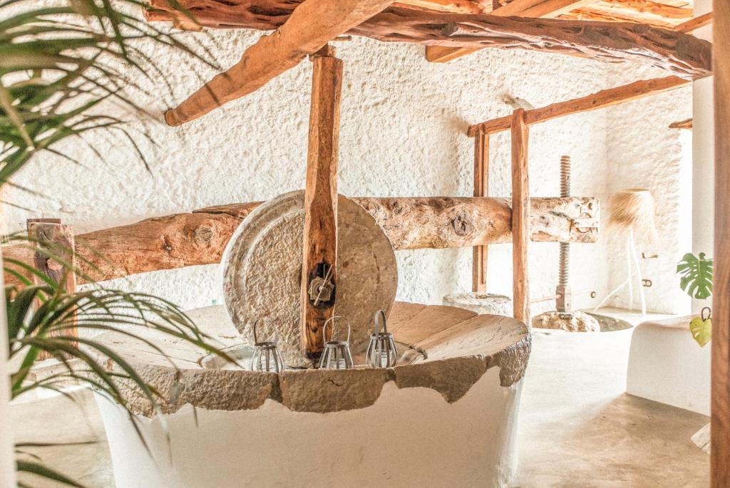 Casa Maca - lounge met oude olijfpers