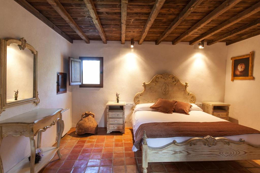 Agroturismo Can Pere Sord - slaapkamer met houten hoofdeinde