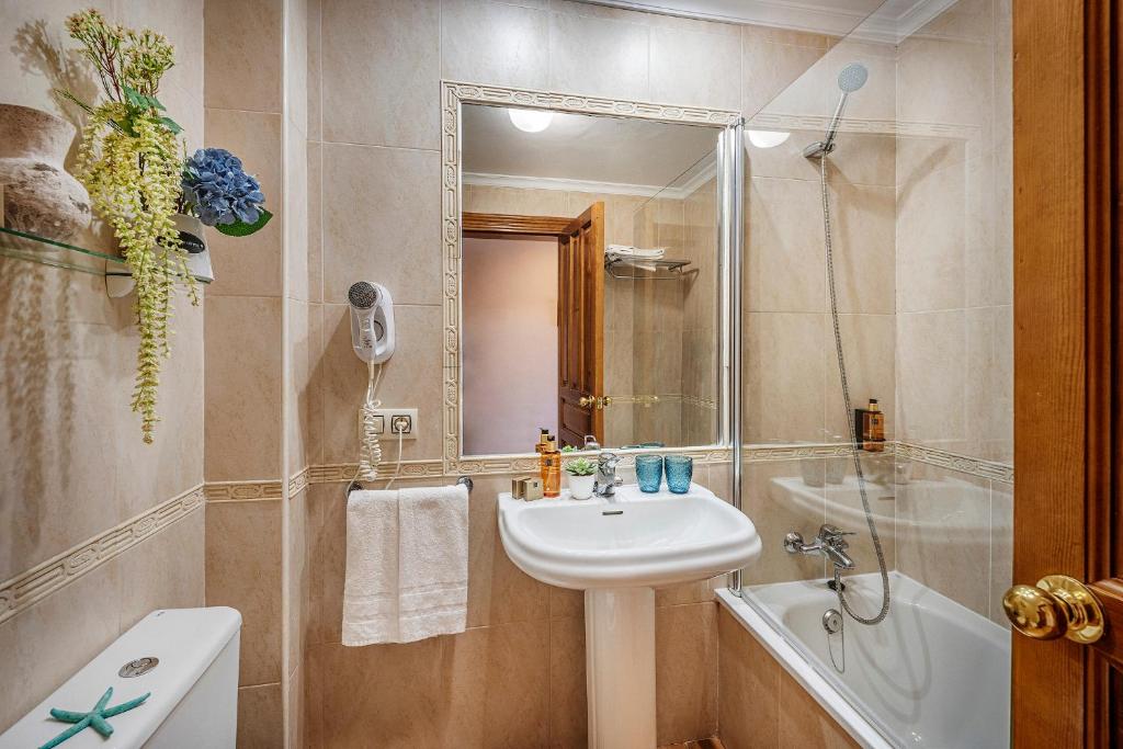 Beneste Frigiliana - badkamer met bad