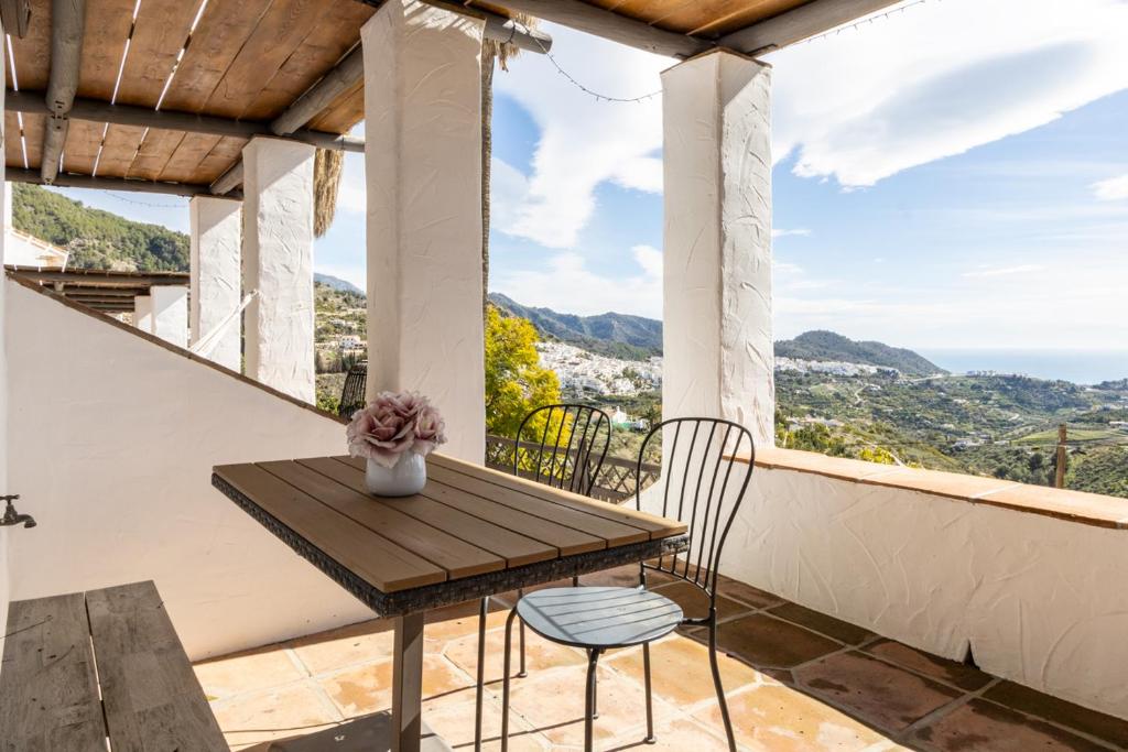 Posada Morisca - terras met tafel en bergzicht