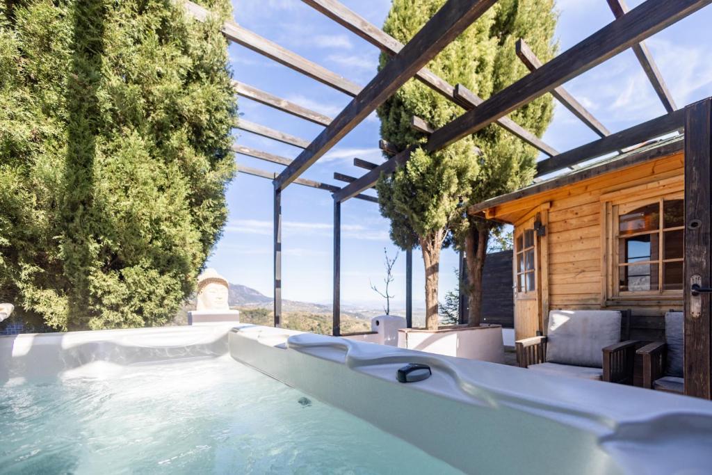 Cerro de Hijar - jacuzzi onder de pergola