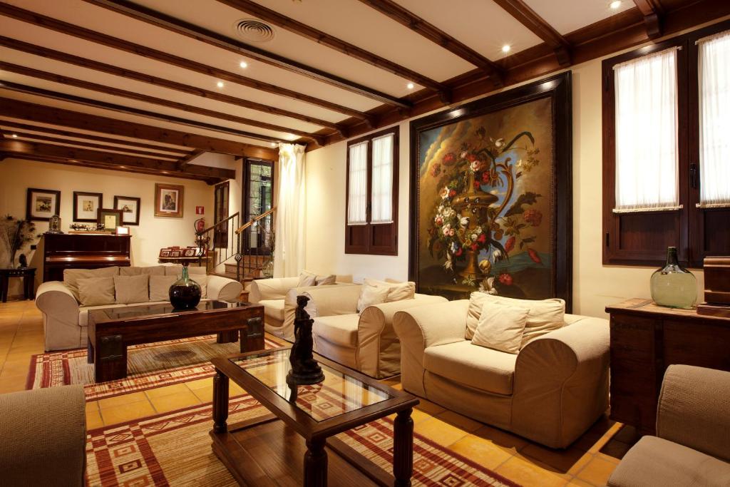 Finca Eslava - lounge met balkenplafond