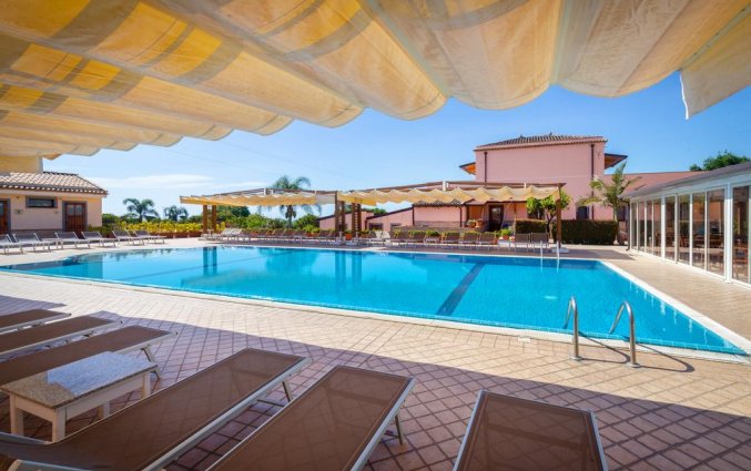Zwembad van Hotel La Terra dei Sogni op Sicilie