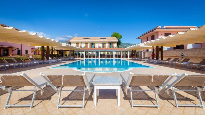 Zwembad van Hotel La Terra dei Sogni op Sicilie