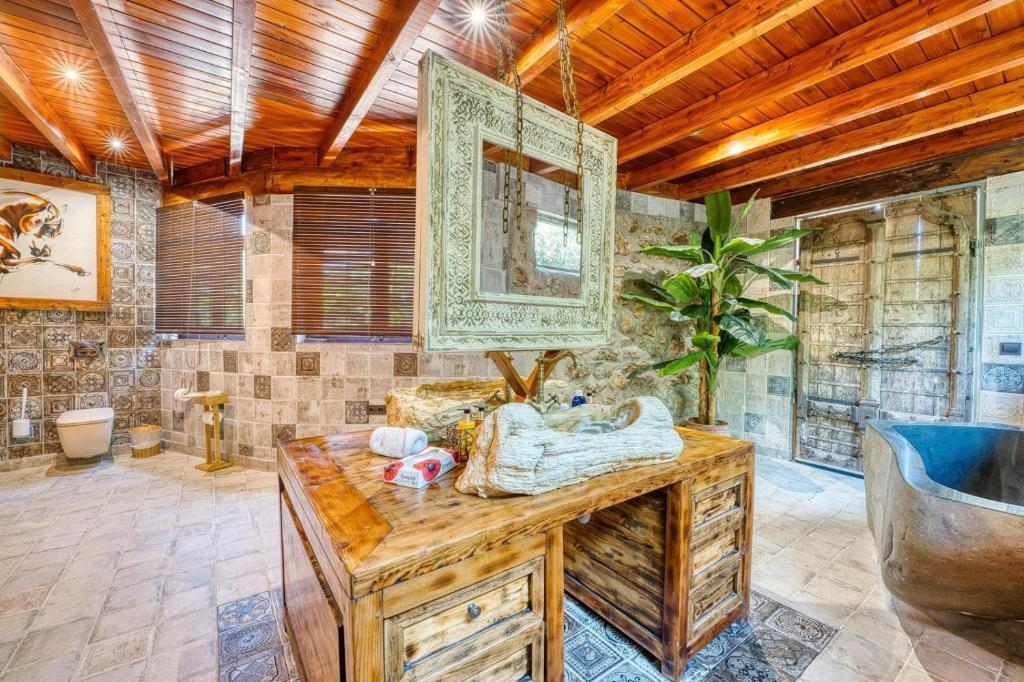 Cortijo Boutique Marbella - badkamer met natuurstenen wand