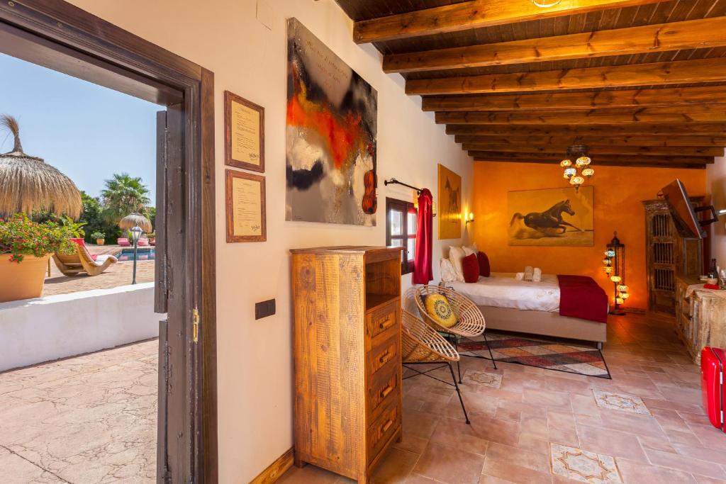Cortijo Boutique Marbella - kamer met doorkijk naar het terras