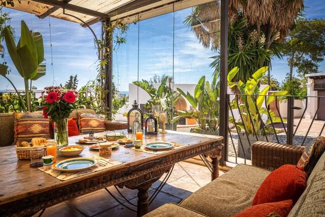 Cortijo Boutique Marbella - overdekt terras met zeezicht