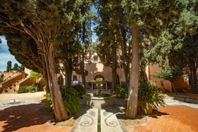 Soho Boutique Castillo de Santa Catalina - tuin met bomen bij het gebouw