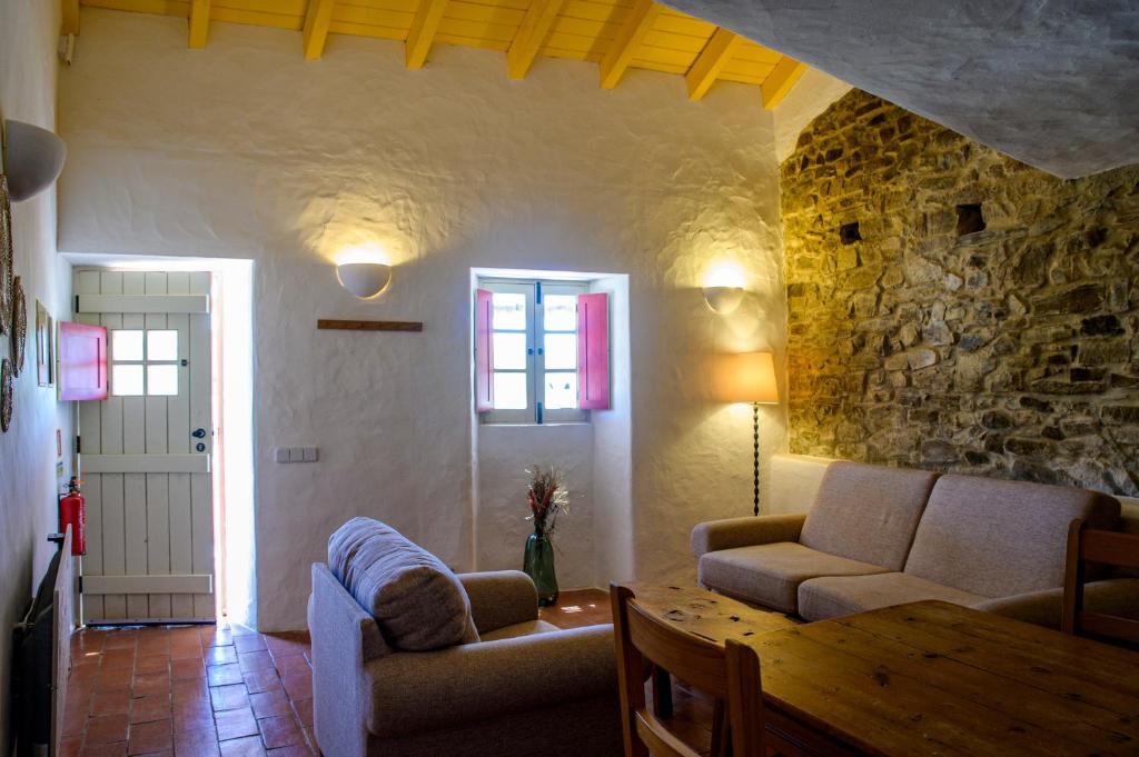 Aldeia da Pedralva - woonkamer met natuurstenen muur