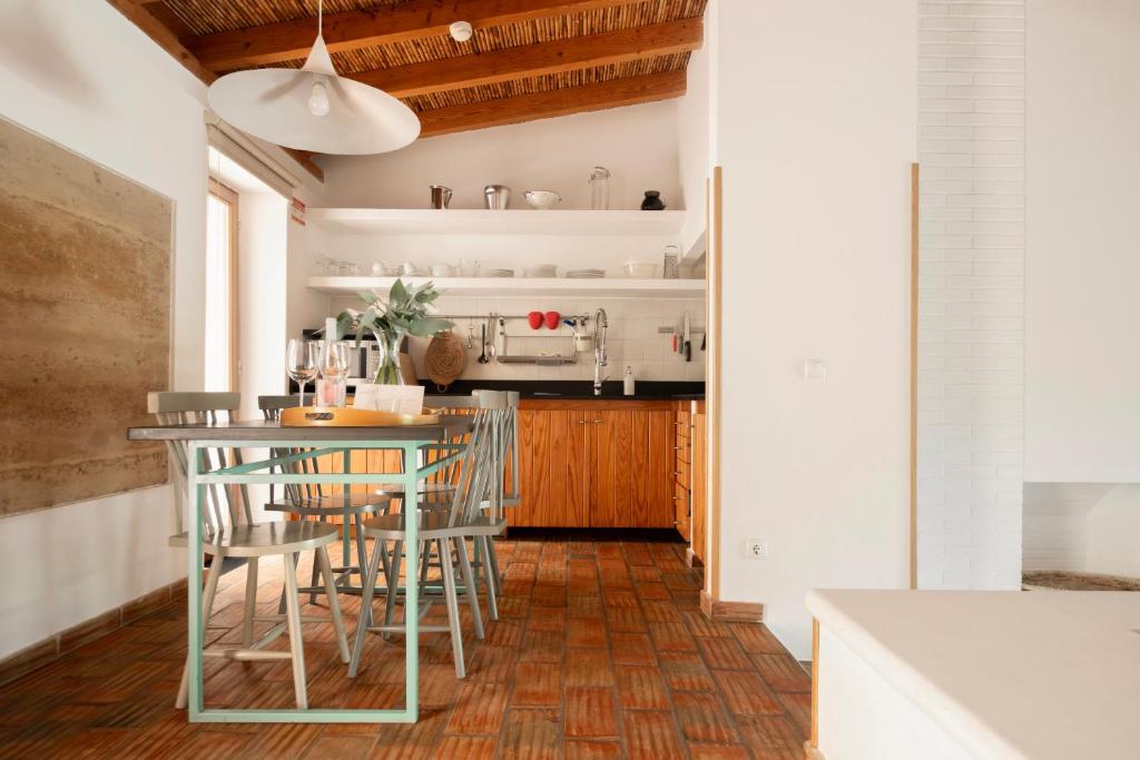 Monte da Vilarinha - kitchenette met eettafel