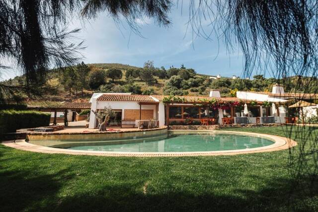 Monte da Vilarinha - zwembad met pergola en uitzicht op de vallei