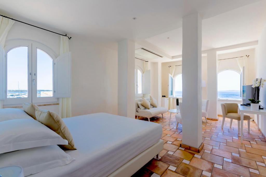 Relais La Ghinghetta - slaapkamer met zeezicht