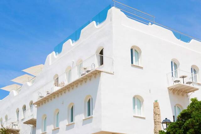 Relais La Ghinghetta - witte gevel met balkons
