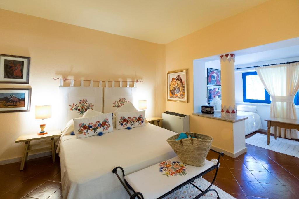 Su Gologone Experience Hotel - tweepersoonskamer met beschilderd hoofdbord