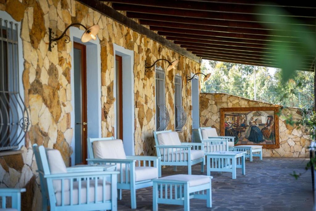 Azienda Agrituristica Sa Mandra - overdekte veranda met zitjes