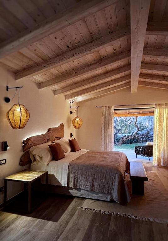 Tenuta Pilastru - slaapkamer met houten plafond