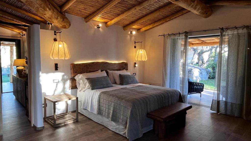Tenuta Pilastru - suite met houten hoofdbord en terras